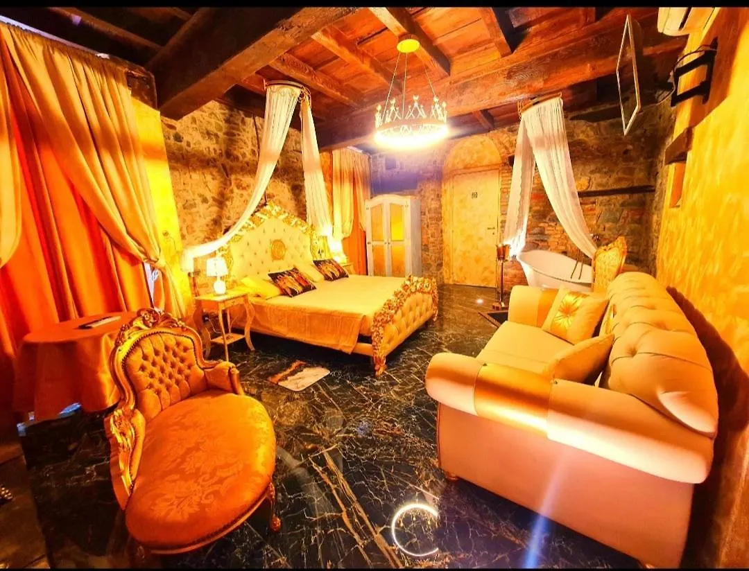 Love hotel Suite Botticelli Albavilla Italy