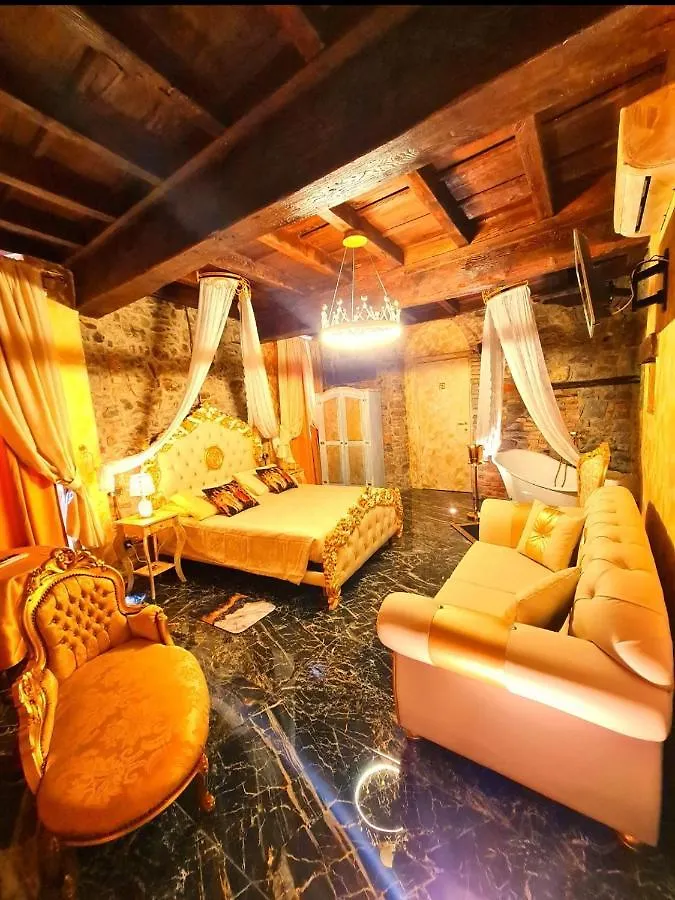Suite Botticelli Albavilla 0*,  Italy